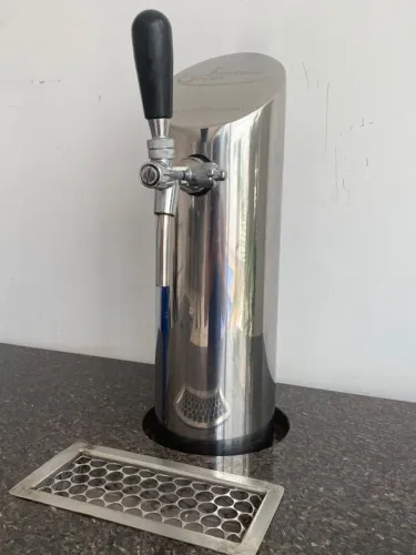 Armário com mármore e torre de chopp embutido.