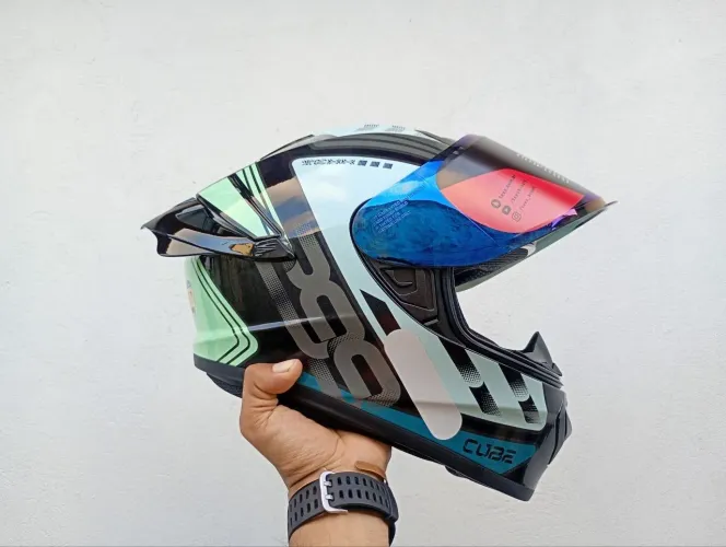 Capacete esportivo novo 58