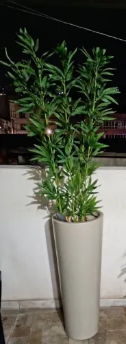 Vaso com planta artificial