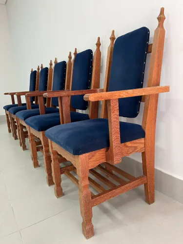 Cadeira de madeira estofada