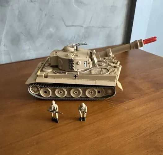 Miniatura rara de Tanque alemão (Modelo: Tiger I) com Soldados - Para colecionadores