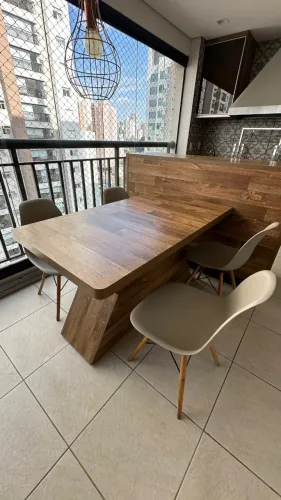 Mesa de jantar em madeira com 4 cadeiras
