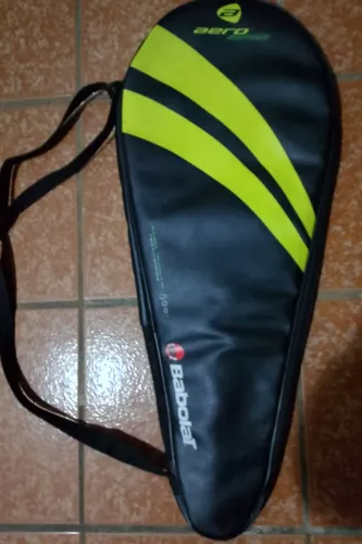 Raquete de tênis acompanha bolsa