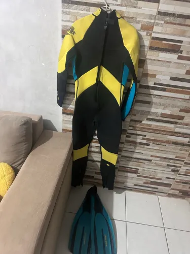 ROUPA DE MERGULHO COM PÉ DE PATO