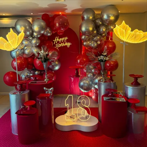 Decoração vermelha com prata