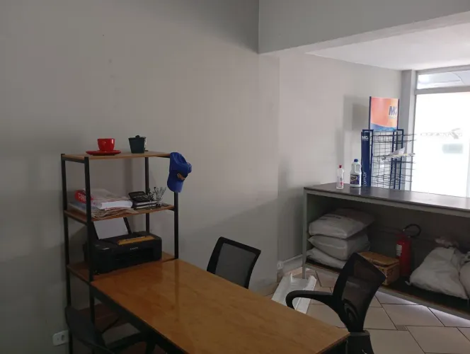 Aluga-se excelente Ponto Comercial c/ 20m2 no Centro de Salto - SP