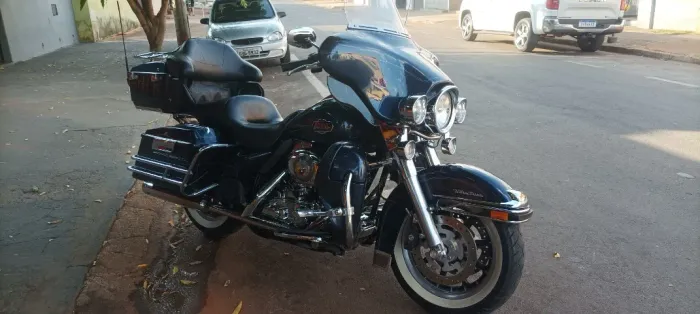 Harley Electra ultra glide muito conservada sem detalhes.