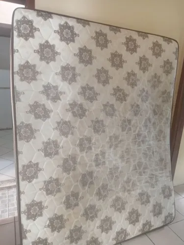 Vendo colchão e base usado