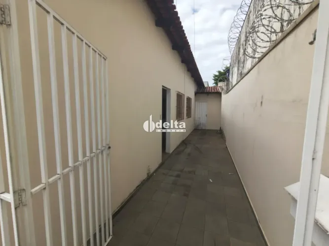 Casa mista com 3 quartos disponível para locação no bairro Nossa Senhora Aparecida em Uber