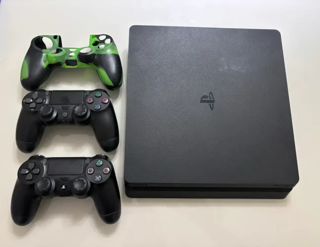 PS4 + 2 Controles + 4 Jogos 