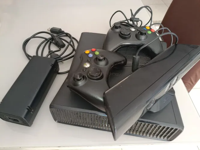 Xbox 360 - Kit Completo (Com defeito - Luz Vermelha / Para peças ou conserto)