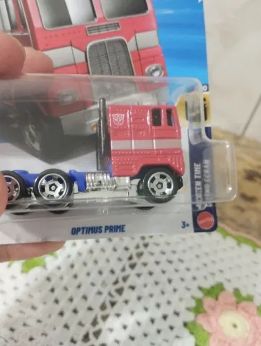 Carrinho hot Wheels Optimus prime 