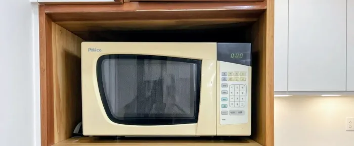 fForno de micro-ondas é da marca Philco 20 Litros