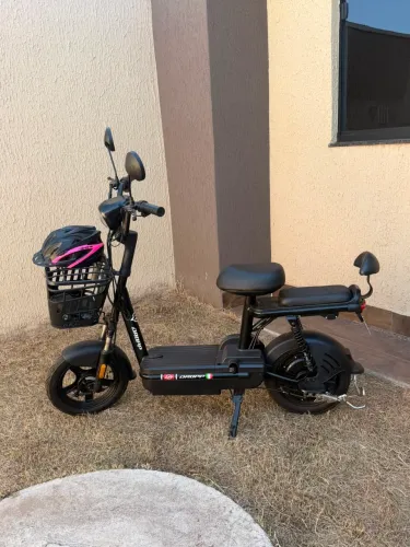 Scooter elétrica já com capacete