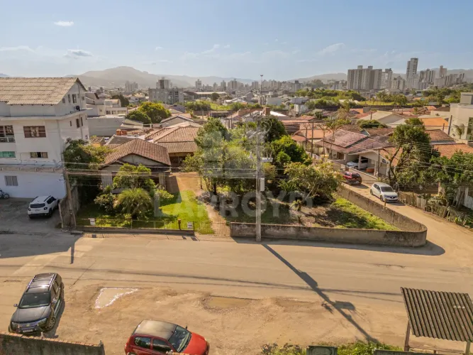 Terreno à venda em esquina com grande área