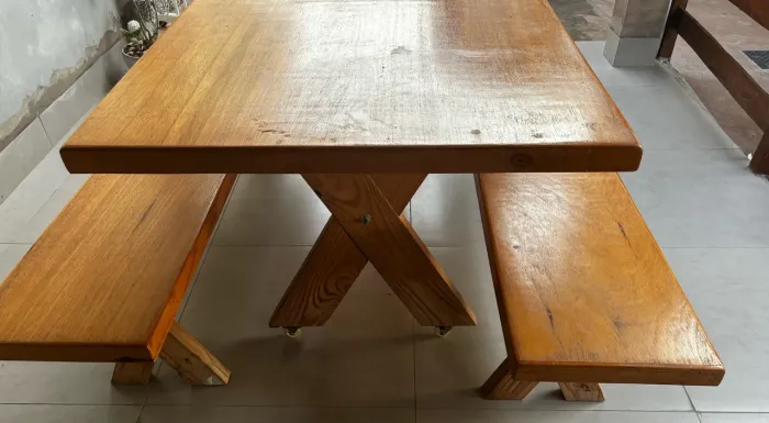 Mesa com bancos