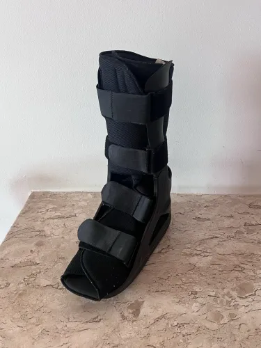 VENDO BOTA ORTOPÉDICA NOVA