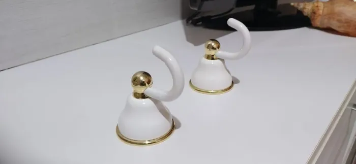 Vendo 2 cabides cor branco/dourado,Deca Bella Époc.
