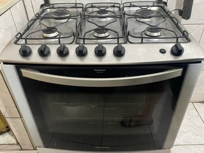 Fogão de seis boca e forno funcionando perfeitamente