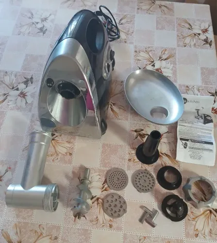 Moedor de carne elétrico da marca Fun Kitchen na cor preta