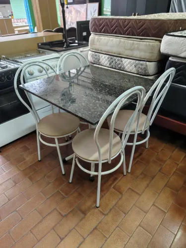 Vendo mesa de granito quadrada com 4 cadeiras