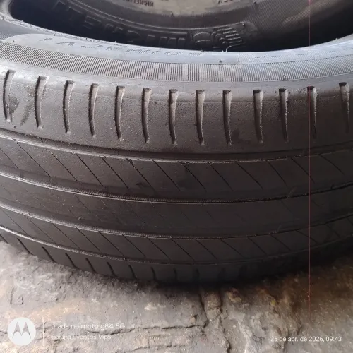 Pneus Semi novos 215/65.16 original marca Micheline.