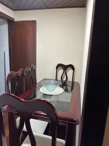 Mesa em madeira de lei mogno