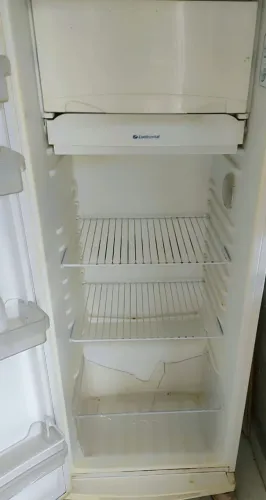 Vendo uma geladeira continental 270 litros