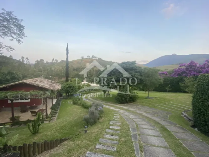 Casa à venda no Vale das Videiras, Petrópolis RJ, com 3 quartos em condomínio.
