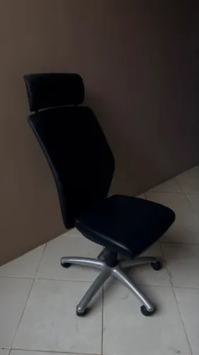 Cadeira de Escritório com Apoio de Braço - Excelente Estado