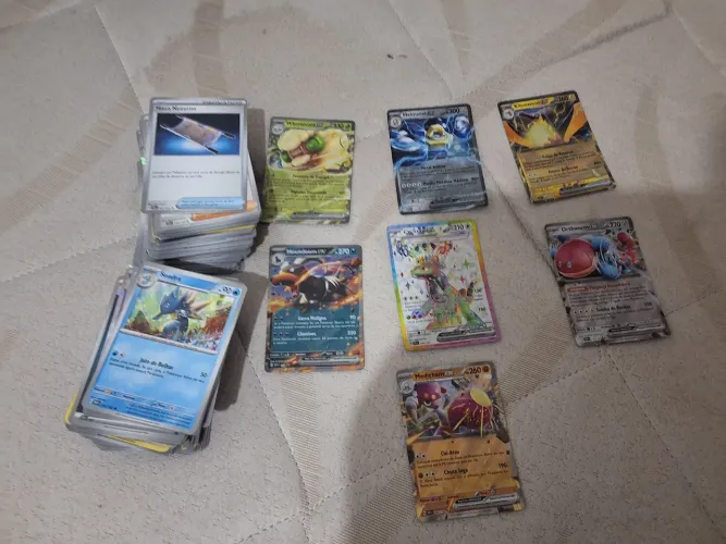 250 cartas de pokemom e 7 raras