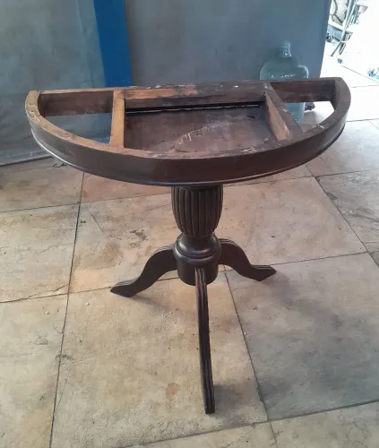 Console em Madeira. No estado