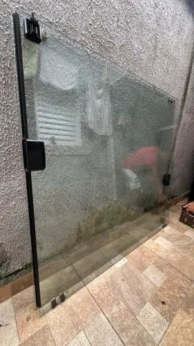 JANELA DE VIDRO TEMPERADO DUAS FOLHAS