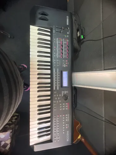 YAMAHA MUSIC PRODUCTION SYNTHESIZER mox6