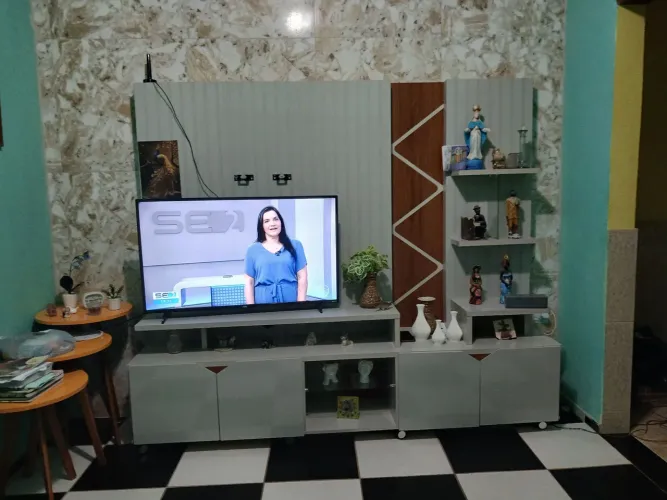 Estante Home Branca com Detalhes Amadeirados - Excelente Estado | R$ 600,00