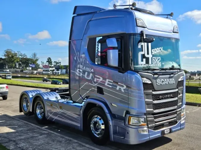 Scania R500 SUPER Tração 6x2 Ano 2024 Teto Alto Automático Geladeira Rodas de Alumínio 
