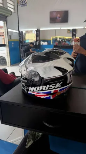 Capacete Norisk Reino Unido