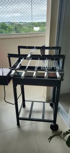 Churrasqueira com espetos giratórios