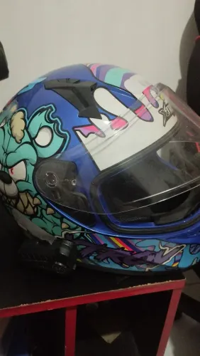 Capacete e fone 