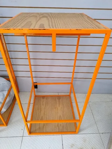 Arara em formato de mesa de madeira 