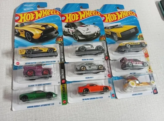 Hot Wheels modelos e valores variados
