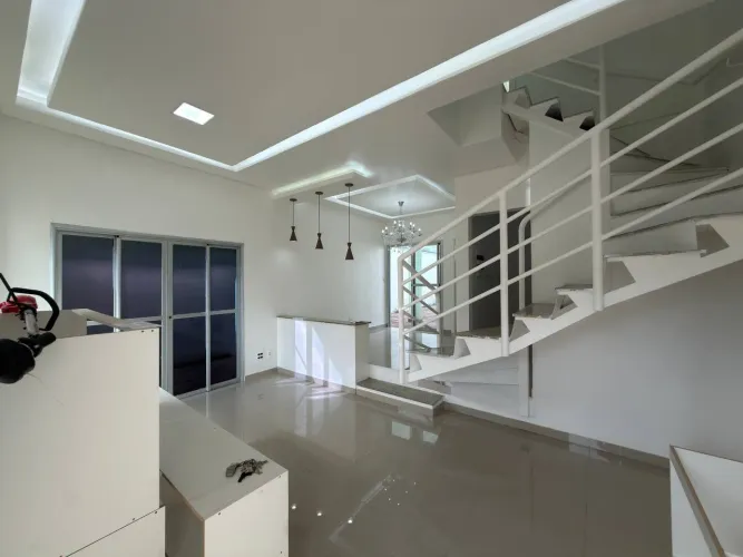 Casa dúplex em flores com 3 quartos sendo 1 suíte ampla, sala de estar e jantar, quintal e
