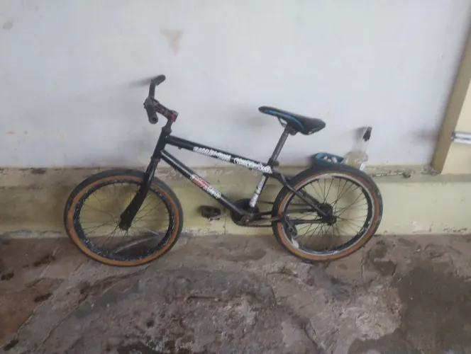 Vendo bicicleta bmx tá parada um tempo mais aceitei os pneus