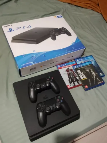PS4 slim bloqueado 1 TB, 2 controles + 3 jogos mídia física