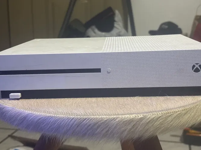 Xbox one com 2 controles cabos e um jogo