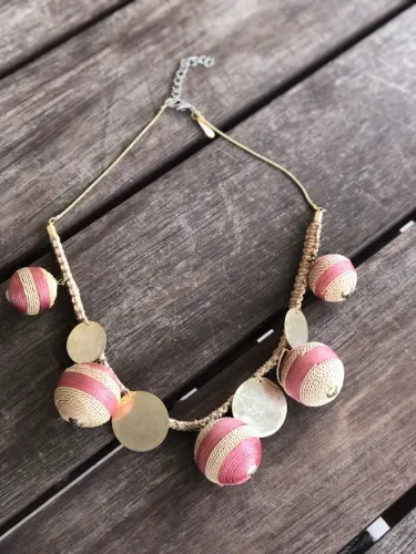 Colar Maria Filó rosa e dourado artesanal