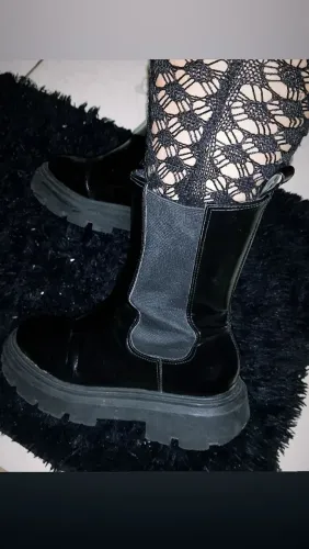 Bota feminina Chelsea Tratorada em couro preto média