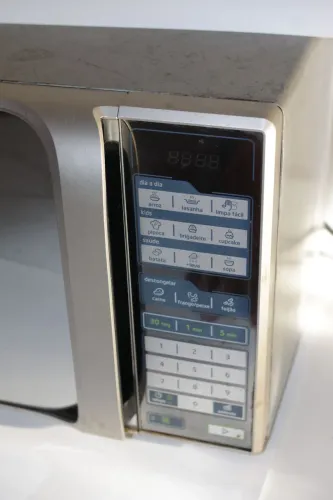 Micro-ondas espelhado Midea 31 litros