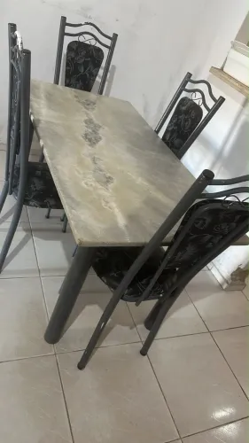 Mesa de mármore e 4 cadeiras 