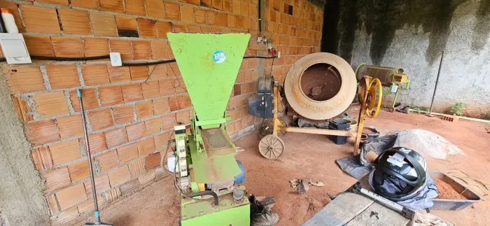Vendo ou troco. Fabrica de tijolo ecológico completa. Chama aqui *55. 50mil